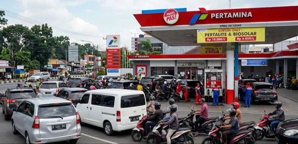 Antrean panjang mobil dan motor di SPBU Pertamina saat pengumuman update harga BBM terbaru April 2026.