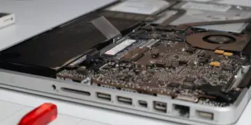 Teknisi sedang melakukan diagnosa awal untuk mengecek estimasi biaya servis MacBook Neo yang rusak.