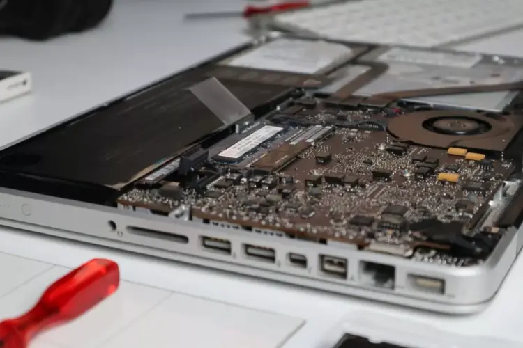 Teknisi sedang melakukan diagnosa awal untuk mengecek estimasi biaya servis MacBook Neo yang rusak.