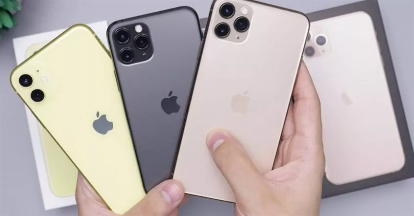 Seseorang memegang tiga varian iPhone berbeda warna untuk menunjukkan tips membeli iPhone berdasarkan preferensi model.