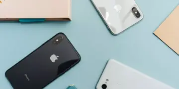 Perbandingan desain berbagai seri iPhone lama dan baru di atas meja sebagai referensi tips membeli iPhone bagi pemula.