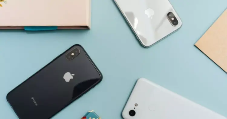 Perbandingan desain berbagai seri iPhone lama dan baru di atas meja sebagai referensi tips membeli iPhone bagi pemula.