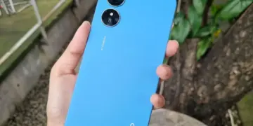 Detail bodi belakang OnePlus 13 warna hitam dengan logo OnePlus yang minimalis.