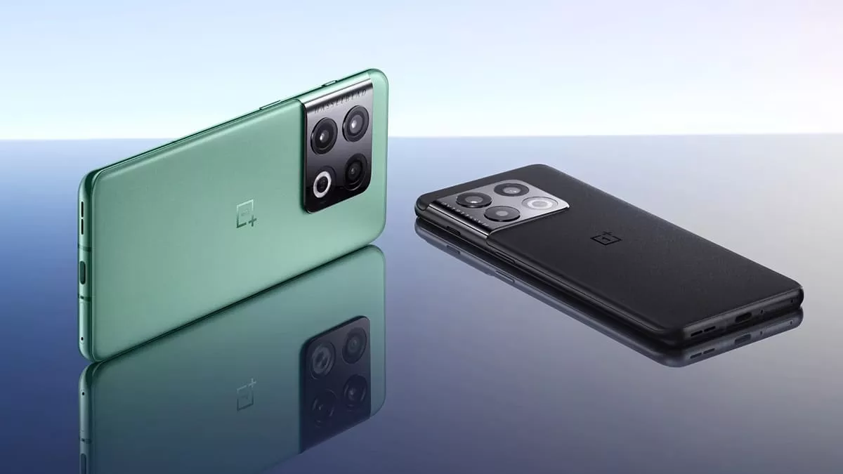 Seseorang memegang smartphone Oppo Find X8 warna biru muda dengan latar belakang pemandangan alam.