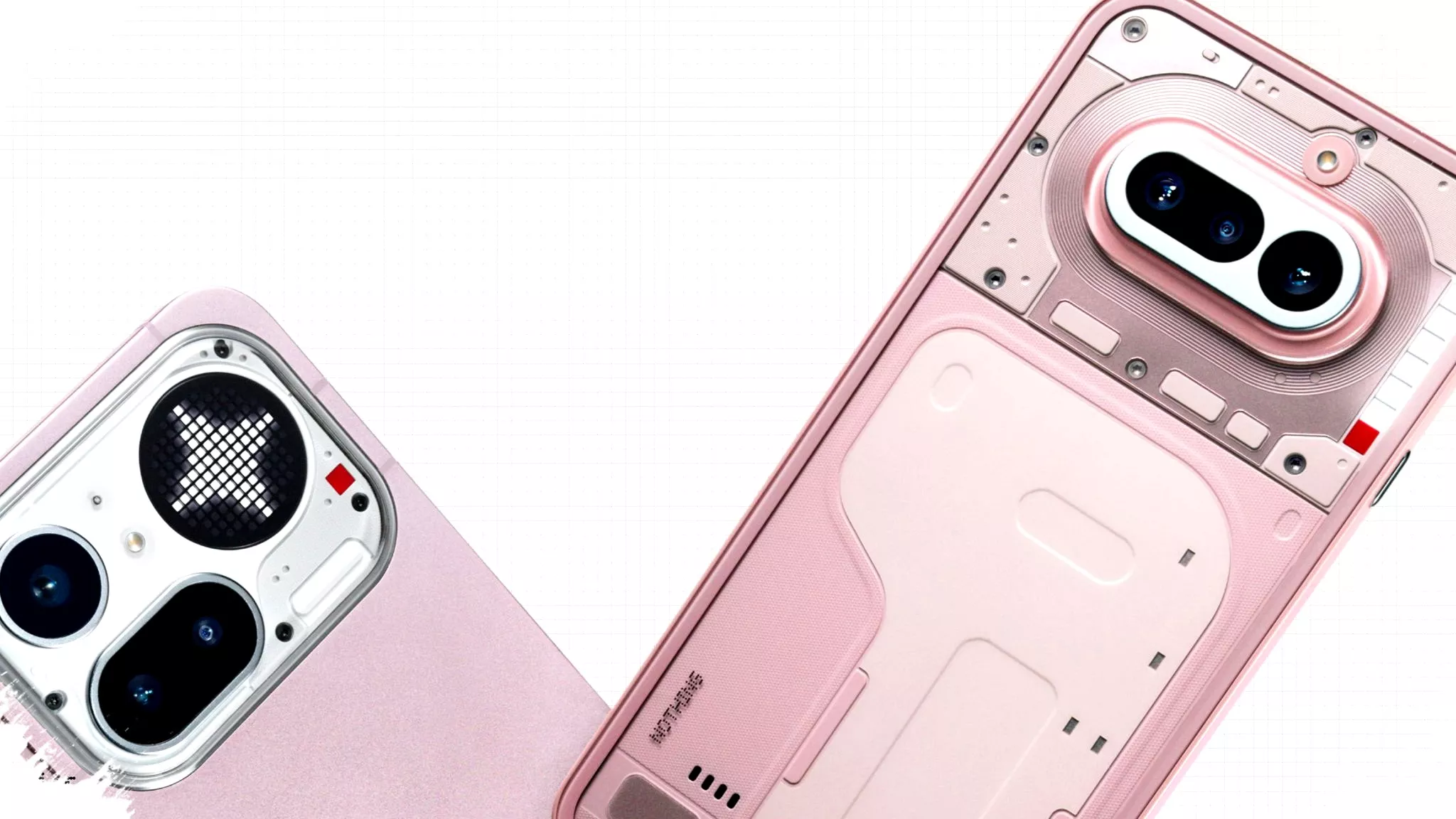 Detail jarak dekat (close-up) modul kamera Nothing Phone 4a Pro warna merah muda yang menampilkan lensa zoom 140x dan komponen internal transparan.