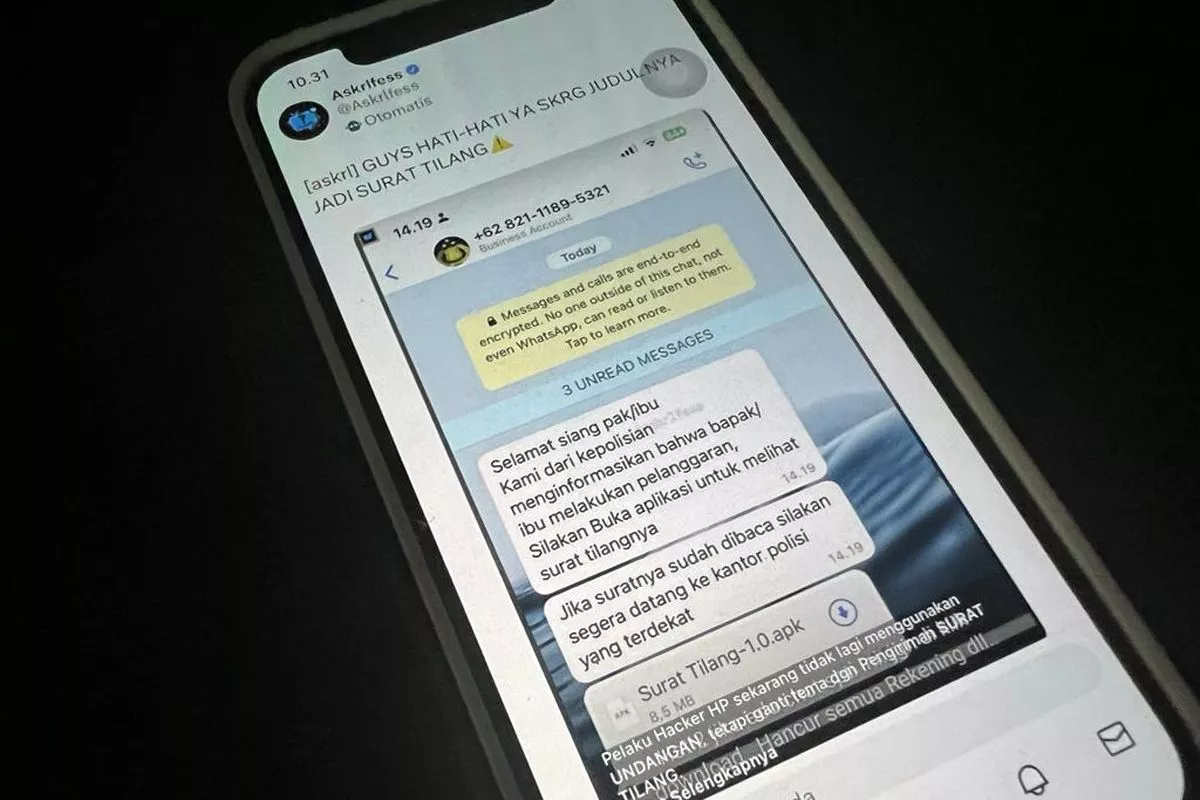 Layar HP menampilkan pesan WhatsApp penipuan dari oknum yang mengaku polisi dengan lampiran file Surat Tilang format APK.
