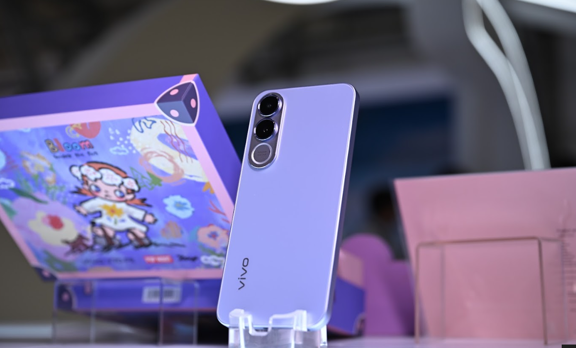 Alt Text: Penampakan vivo V70 FE warna Lavender dengan modul triple camera vertikal, cocok untuk gaya Festival Person.