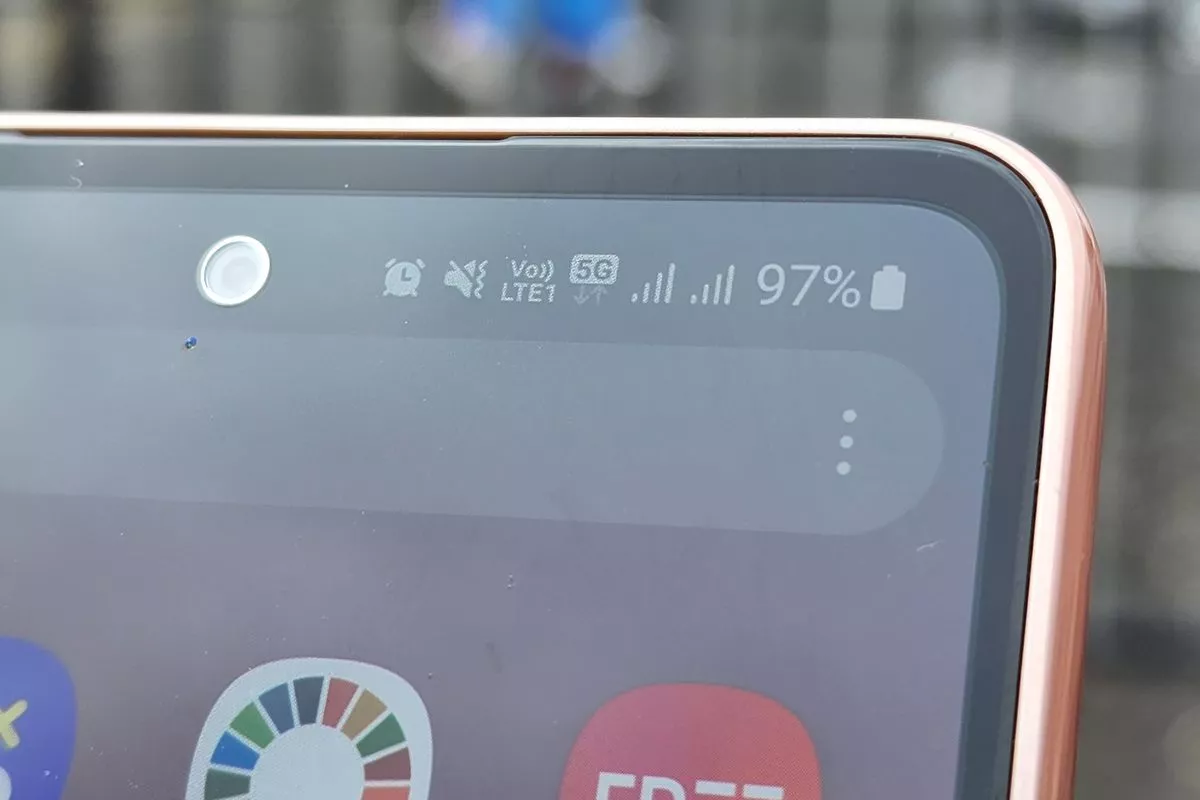 Cara cek status jaringan 5G aktif melalui bar notifikasi Android untuk memastikan kecepatan download maksimal.