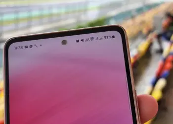 Indikator sinyal 5G dan VoLTE pada status bar HP Android di area terbuka atau stadion.