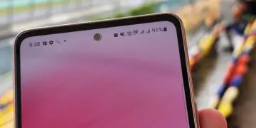 Indikator sinyal 5G dan VoLTE pada status bar HP Android di area terbuka atau stadion.