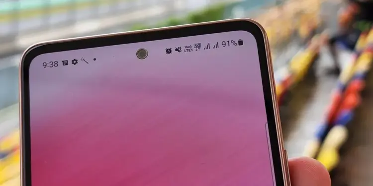 Indikator sinyal 5G dan VoLTE pada status bar HP Android di area terbuka atau stadion.