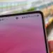 Indikator sinyal 5G dan VoLTE pada status bar HP Android di area terbuka atau stadion.