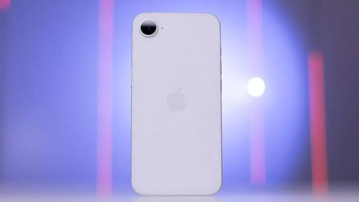 Tampilan dekat sisi depan dan samping iPhone 17e berwarna putih, menunjukkan layar dengan notch, tombol volume, dan satu kamera belakang.