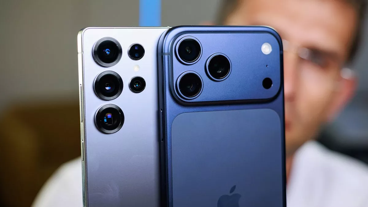 Detail perbandingan modul kamera Samsung Galaxy S25 Ultra yang ramping dan iPhone 17 Pro Max yang menonjol.