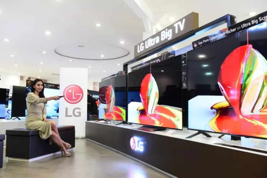 Deretan LG Ultra Big TV di showroom, termasuk TV Mini LED 100 Inci dan varian 75-77 inci untuk bioskop mewah di rumah.