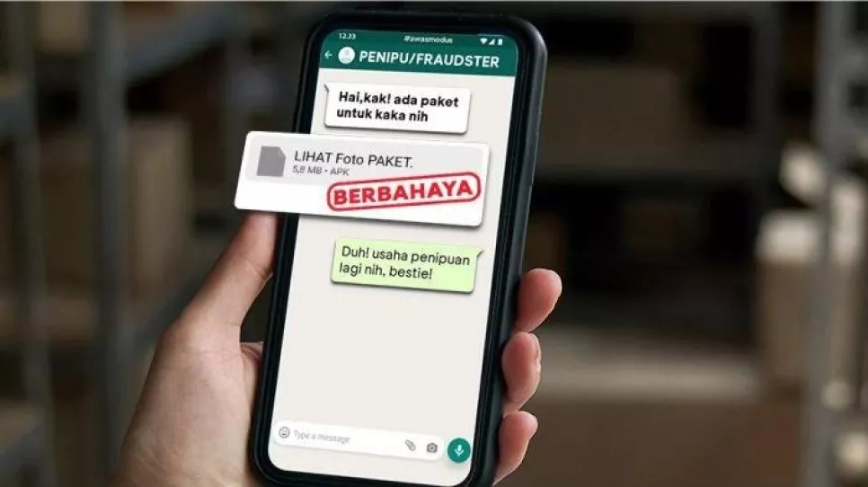 Chat WhatsApp dari penipu yang menyamar sebagai kurir paket dengan file APK "LIHAT Foto PAKET" bertanda stempel berbahaya.