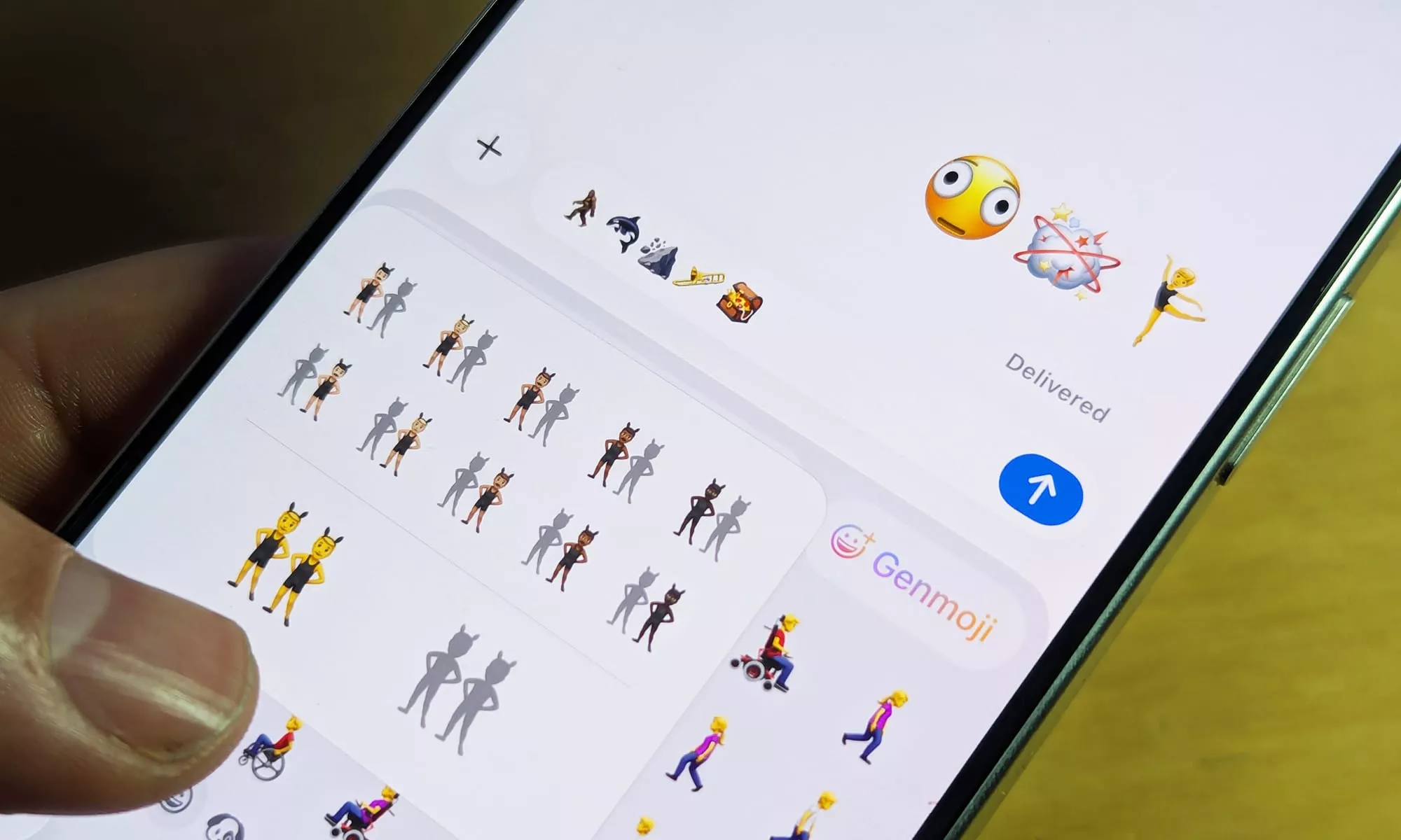 Fitur Genmoji pada iOS 26.4 yang memungkinkan pengguna membuat emoji kustom menggunakan kecerdasan buatan (AI).