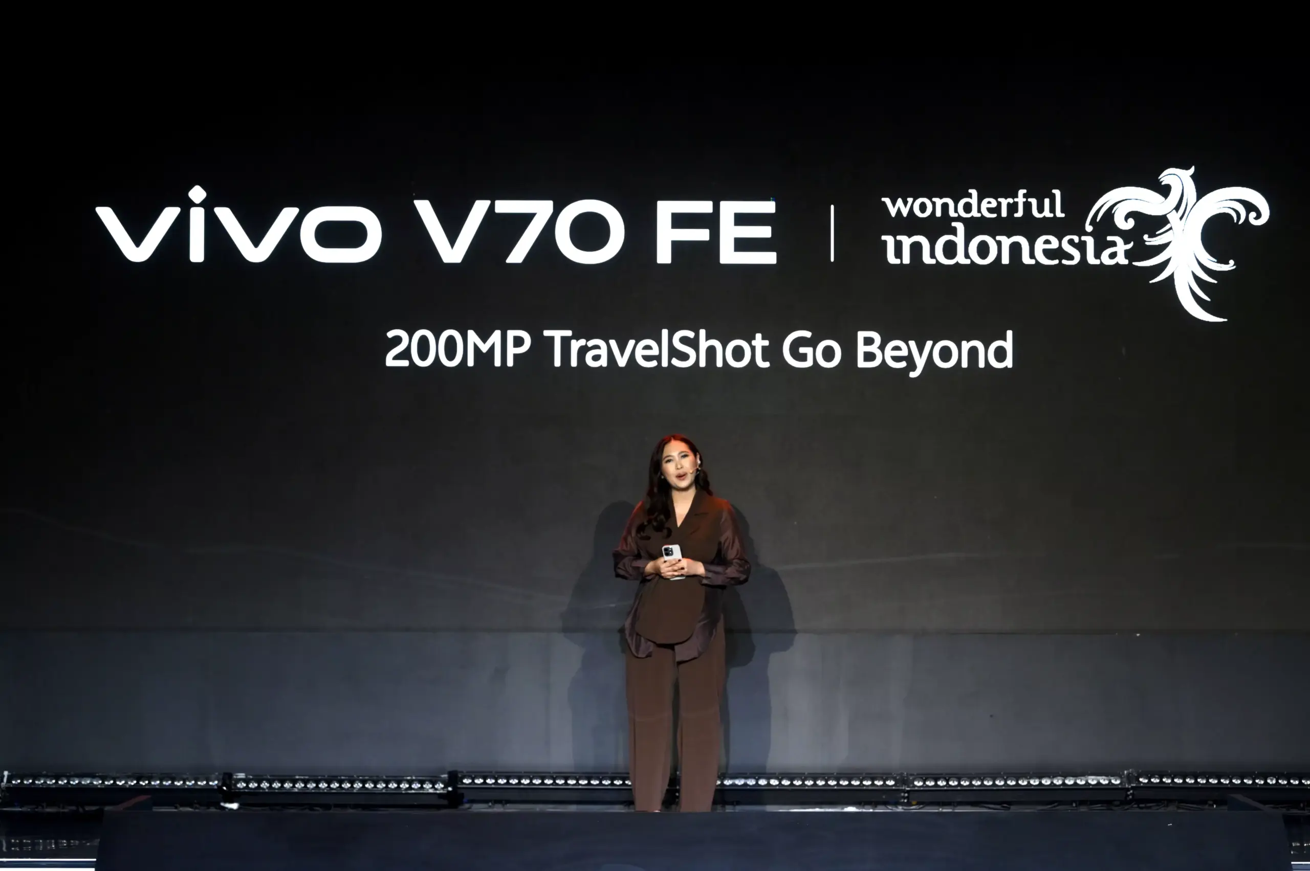 Presentasi fitur kamera 200MP TravelShot Go Beyond pada acara peluncuran vivo V70 FE di Indonesia.