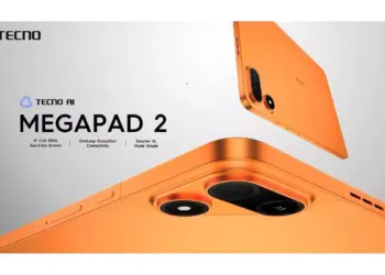 Close-up desain kamera belakang Tecno Megapad 2 berwarna oranye metalik yang menunjukkan bodi ultra-tipis dan logo Tecno AI.