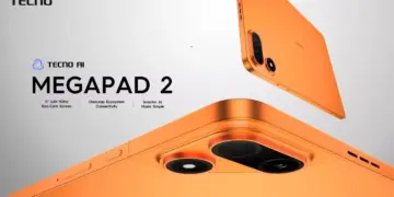Close-up desain kamera belakang Tecno Megapad 2 berwarna oranye metalik yang menunjukkan bodi ultra-tipis dan logo Tecno AI.
