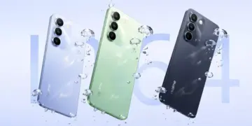 Tiga varian warna Realme C83 5G dengan fitur tahan air di bawah kucuran air.