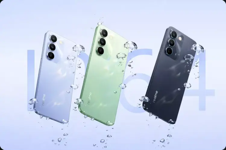 Tiga varian warna Realme C83 5G dengan fitur tahan air di bawah kucuran air.