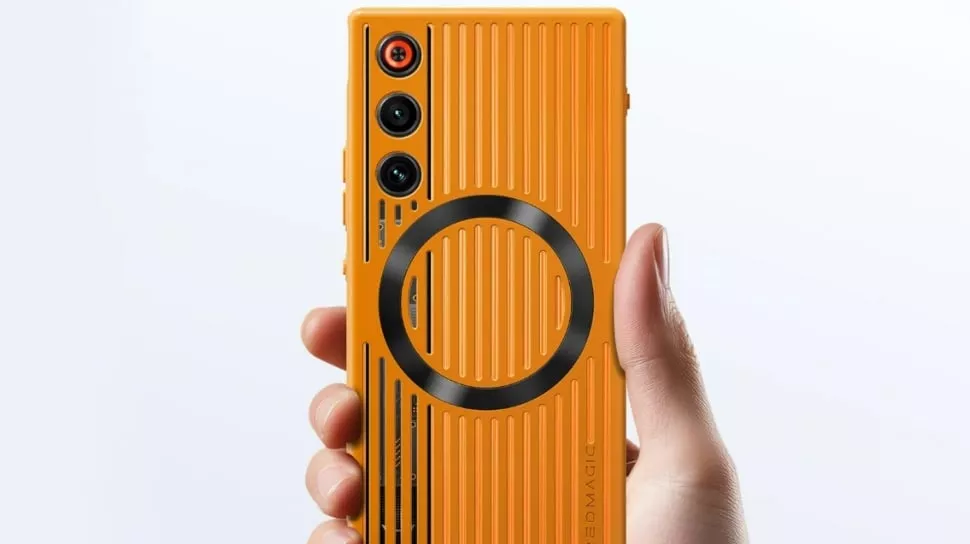 Desain bodi belakang HP gaming RedMagic dengan tekstur garis vertikal warna oranye dan fitur pendingin aktif.