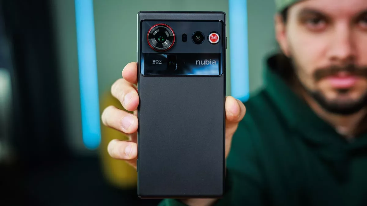 Tampilan belakang ponsel Nubia Z80 Ultra hitam yang dipegang oleh seseorang, menunjukkan modul kamera besar dengan cincin merah dan logo Nubia.