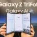 Seseorang sedang memegang perangkat Samsung Galaxy Z TriFold dengan tiga lipatan layar yang menampilkan antarmuka Google dan Galaxy AI.