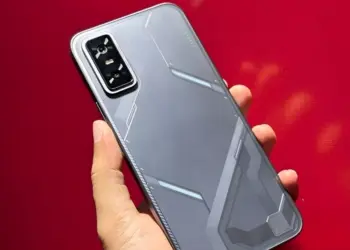 Desain bodi belakang futuristik mecha dari ponsel Dimensity 7400 terbaru tahun 2026.