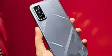 Desain bodi belakang futuristik mecha dari ponsel Dimensity 7400 terbaru tahun 2026.