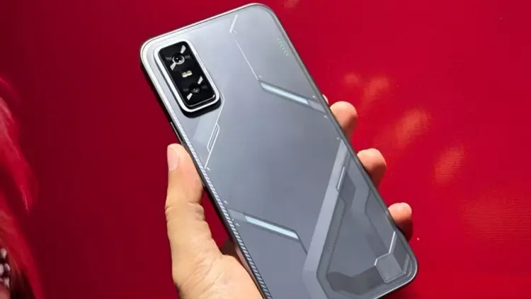 Desain bodi belakang futuristik mecha dari ponsel Dimensity 7400 terbaru tahun 2026.