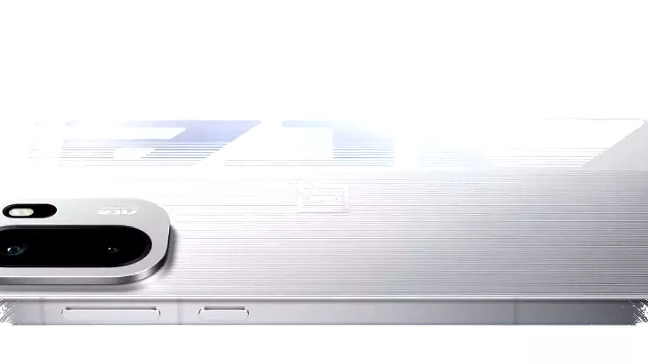 Tampilan dekat bodi belakang OnePlus Ace 6 Ultra warna silver dengan tekstur garis-garis dan modul kamera ganda, menunjukkan logo OnePlus dan tulisan "ACE PERFORMANCE".