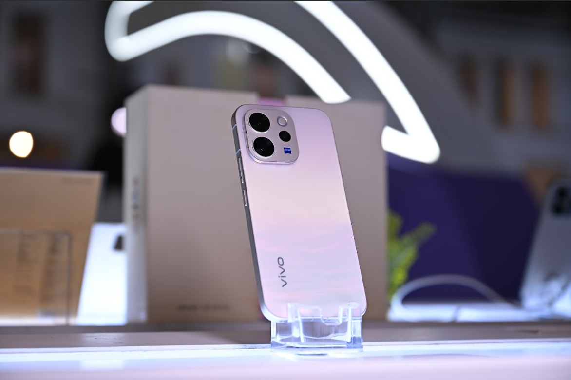 vivo V70 varian Pearl White dengan efek gradasi warna yang mewah untuk gaya portrait Travel Person.