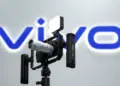 Perangkat kamera Vivo yang dipasang pada rig profesional SmallRig dengan lensa Zeiss dan lampu LED di depan logo Vivo.