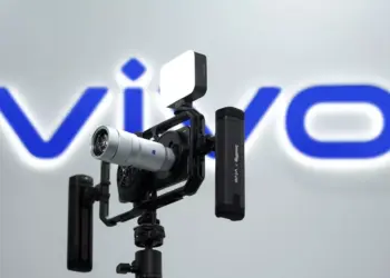 Perangkat kamera Vivo yang dipasang pada rig profesional SmallRig dengan lensa Zeiss dan lampu LED di depan logo Vivo.
