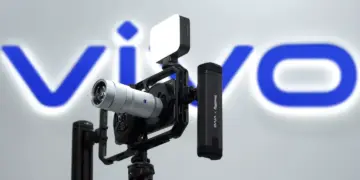 Perangkat kamera Vivo yang dipasang pada rig profesional SmallRig dengan lensa Zeiss dan lampu LED di depan logo Vivo.