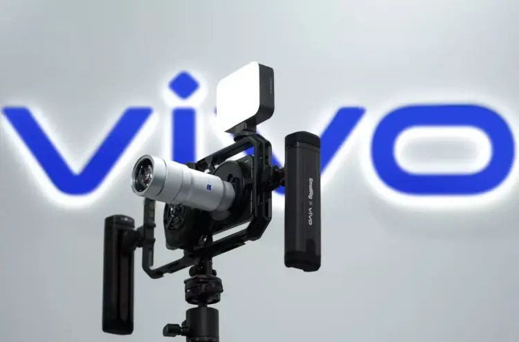 Perangkat kamera Vivo yang dipasang pada rig profesional SmallRig dengan lensa Zeiss dan lampu LED di depan logo Vivo.