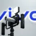 Perangkat kamera Vivo yang dipasang pada rig profesional SmallRig dengan lensa Zeiss dan lampu LED di depan logo Vivo.