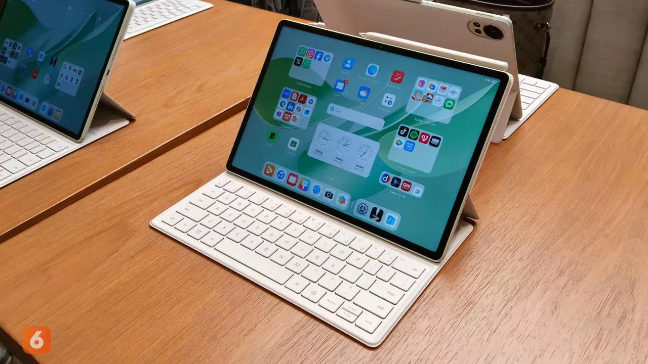 Tampilan antarmuka multitasking pada iPad Terbaik 2026 yang dilengkapi keyboard putih, cocok untuk mencatat materi sekolah.