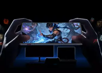 Pengalaman bermain game di HP gaming layar penuh tanpa bezel dengan visual karakter game yang tajam.