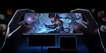 Pengalaman bermain game di HP gaming layar penuh tanpa bezel dengan visual karakter game yang tajam.