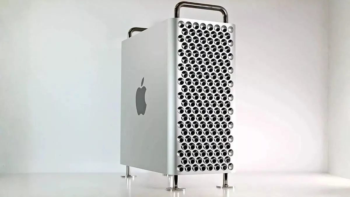 Foto close-up sudut perspektif Mac Pro aluminium dengan fokus tajam pada tekstur lubang ventilasi depan yang khas.