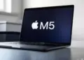 Layar MacBook Air Pro menampilkan logo Apple dan teks M5 yang menunjukkan penggunaan chipset Apple Silicon terbaru.