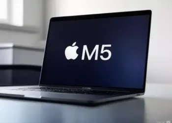 Layar MacBook Air Pro menampilkan logo Apple dan teks M5 yang menunjukkan penggunaan chipset Apple Silicon terbaru.