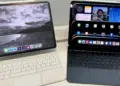 Perbandingan dua ukuran layar iPad Terbaik 2026 dengan Magic Keyboard hitam dan putih untuk kebutuhan sekolah.