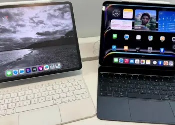 Perbandingan dua ukuran layar iPad Terbaik 2026 dengan Magic Keyboard hitam dan putih untuk kebutuhan sekolah.