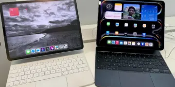 Perbandingan dua ukuran layar iPad Terbaik 2026 dengan Magic Keyboard hitam dan putih untuk kebutuhan sekolah.