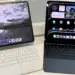 Perbandingan dua ukuran layar iPad Terbaik 2026 dengan Magic Keyboard hitam dan putih untuk kebutuhan sekolah.