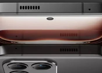 Perbandingan sisi atas dua unit Hiroh Phone yang menunjukkan lubang speaker dan desain bezel yang solid.